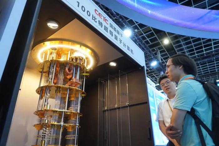 100比特超导量子计算机模型 可见其复杂结构 图片来自新华社(刘臻睿 摄)
