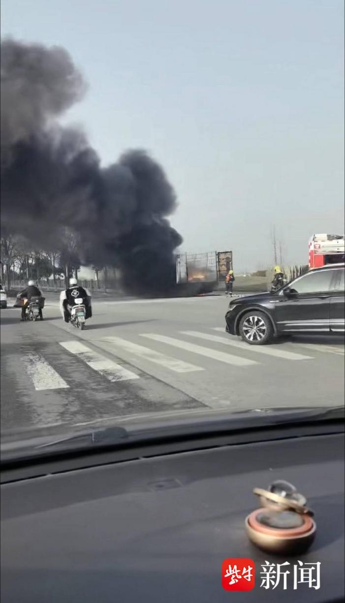 网传盐城油罐车爆炸系谣言，官方辟谣：货车起火无人员伤亡(2)