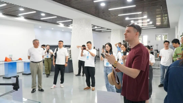 求真之旅|电力无人机只是航拍玩具?这场求真辟谣打破刻板印象(2) 求真之旅|电力无人机只是航拍玩具?这场求真辟谣打破刻板印象(2)