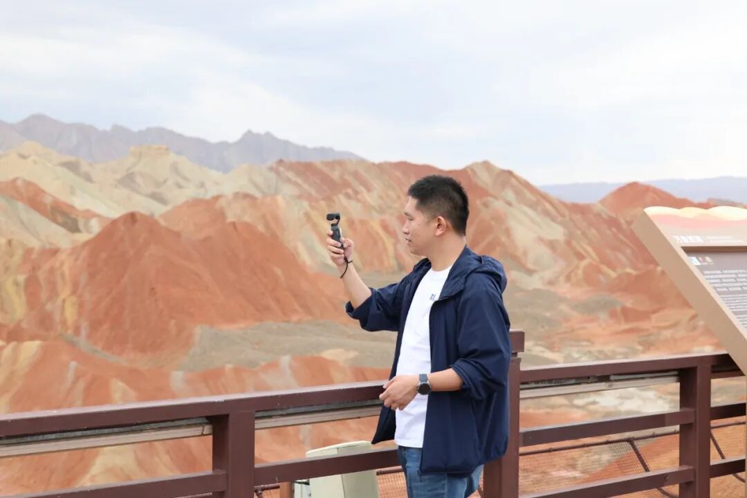 “辟谣侠”正在张掖丹霞地质公园现场记录采访(央广网发 王昕月 摄) 图片
