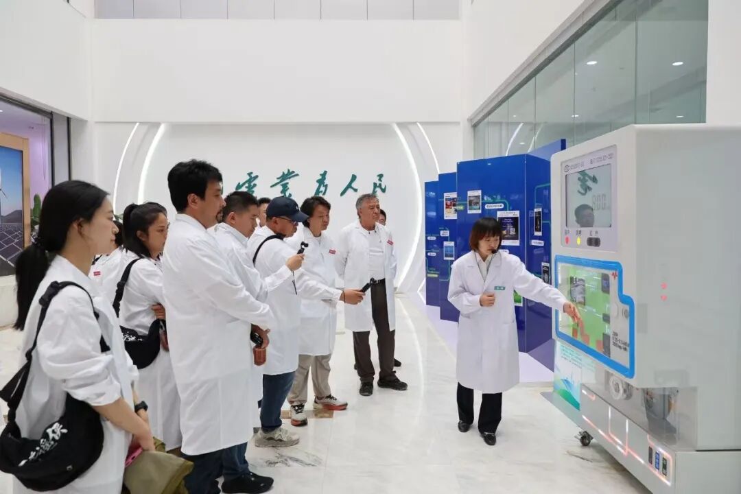 “辟谣侠”们在国网甘肃省电力公司计量中心调研(央广网发 王昕月 摄) 图片