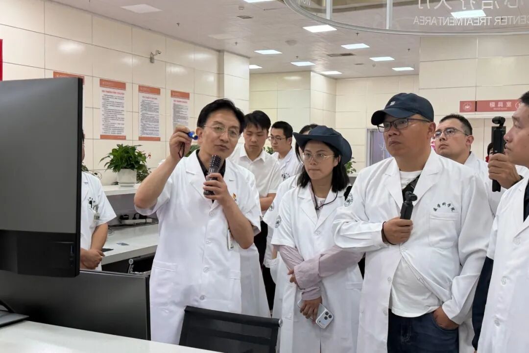 甘肃武威重离子中心院长正在向“辟谣侠”们介绍该中心(央广网发 王昕月 摄) 图片