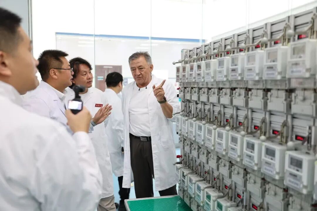 “辟谣侠”们向工程师请教电表相关问题(央广网发 王昕月 摄) 图片