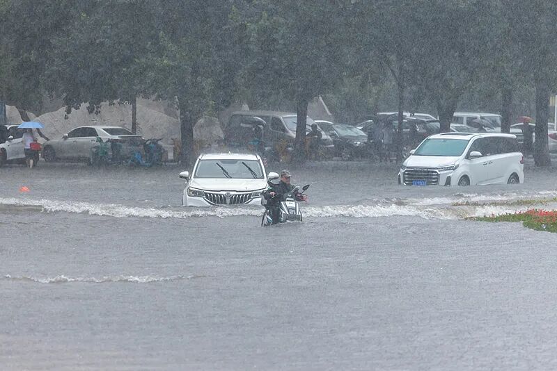 7月13日,受台风“巴威”影响,辽宁沈阳出现强降雨,部分街道积水严重。图源:央视新闻 图片